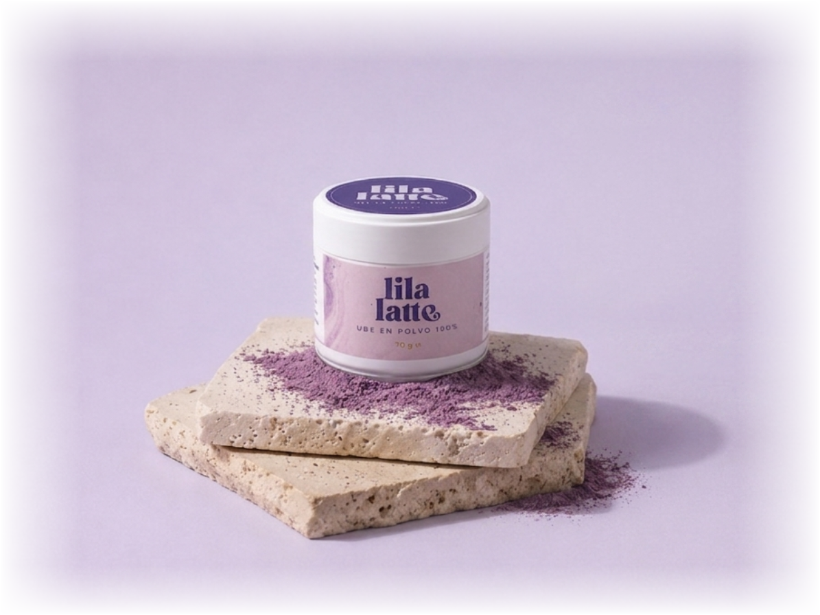 Lata de Lila Latte sobre losas de piedra con ube en polvo