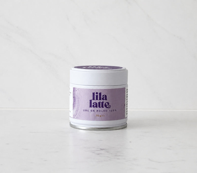 Una lata de Lila Latte sobre mármol blanco