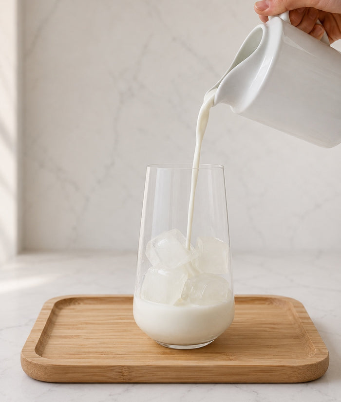 Paso 2: anadir la leche al vaso con hielo