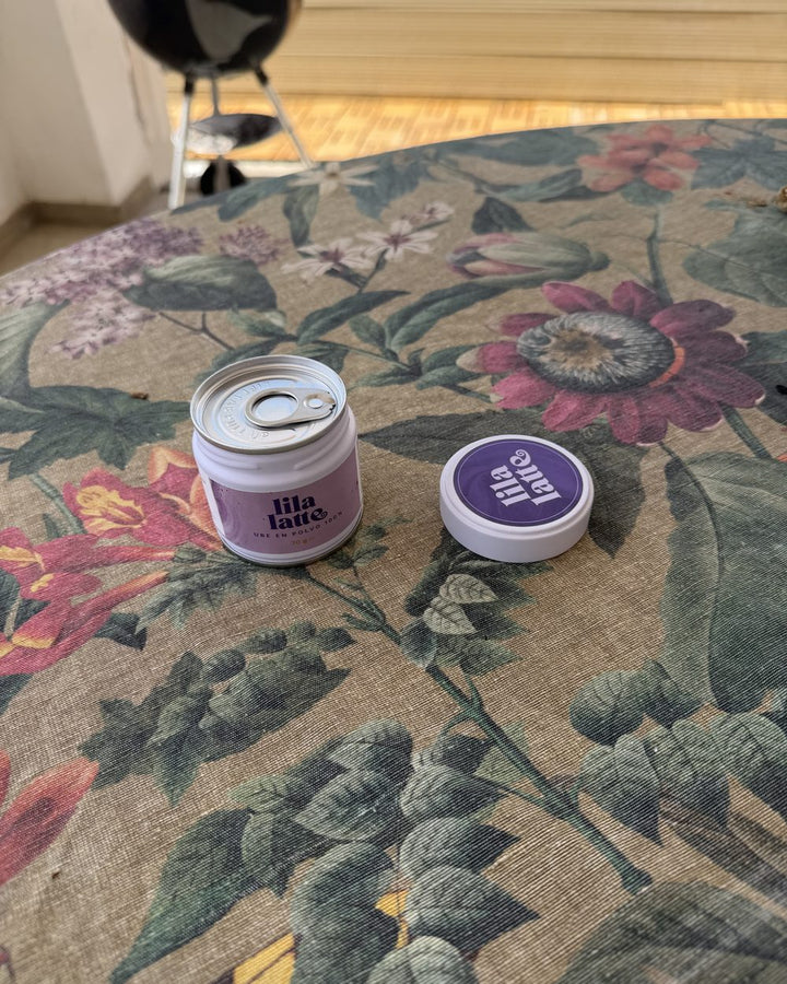 Lata de Lila Latte abierta, con el precinto y la tapa al lado