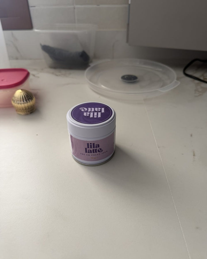 Lata de Lila Latte en la encimera de una cocina