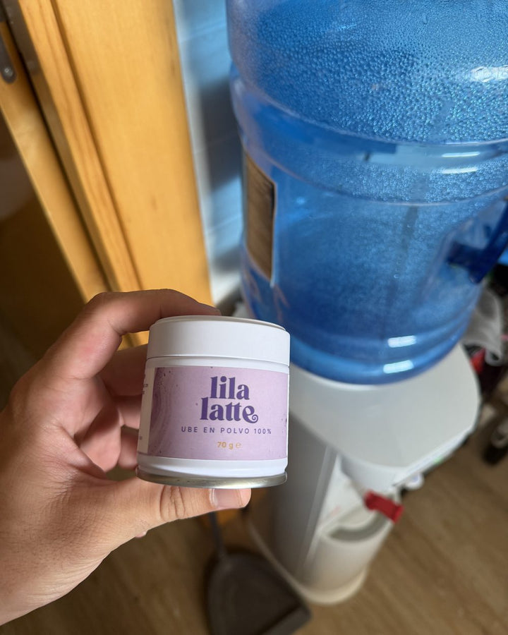 Lata de Lila Latte en la mano, recién recibida