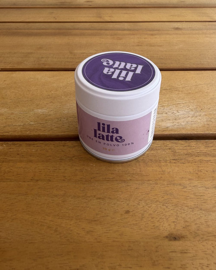 Lata de Lila Latte sobre una mesa de madera