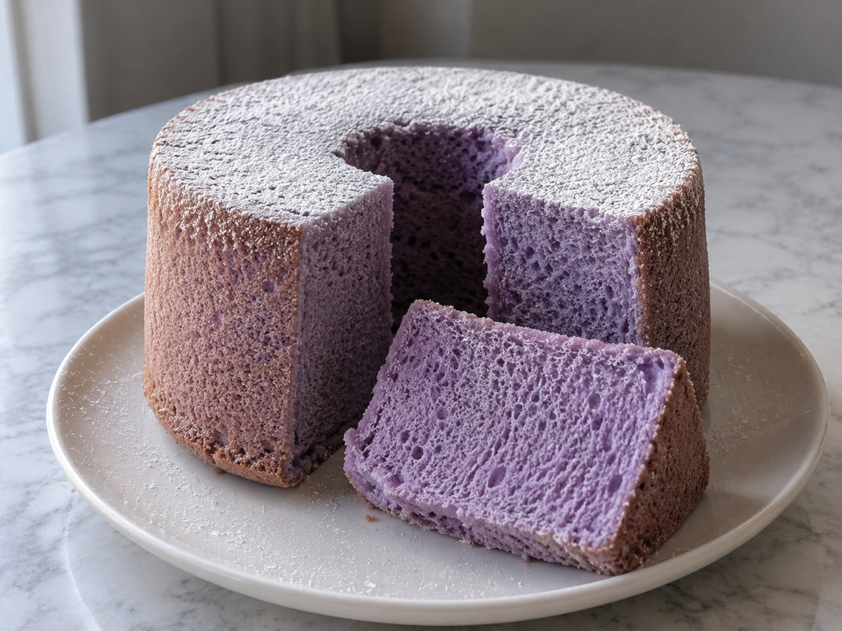 Bizcocho chiffon de ube con la miga a la vista