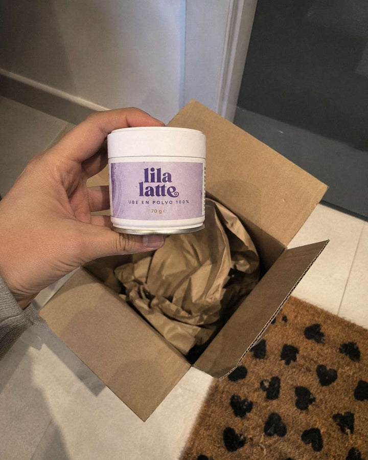 Lata de Lila Latte recién sacada de la caja de envío